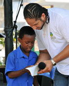 A Santa Lucia, gli adulti danno il buon esempio aiutando i giovani a usare La Via della Felicità.